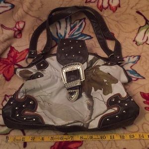 Realtree snow camo med sized purse